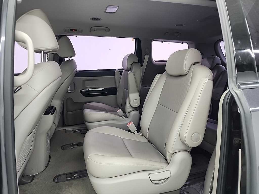 KIA Carnival - Vista 12