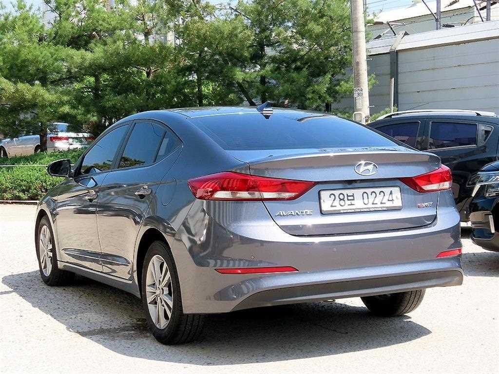 HYUNDAI Avante - Vista 3