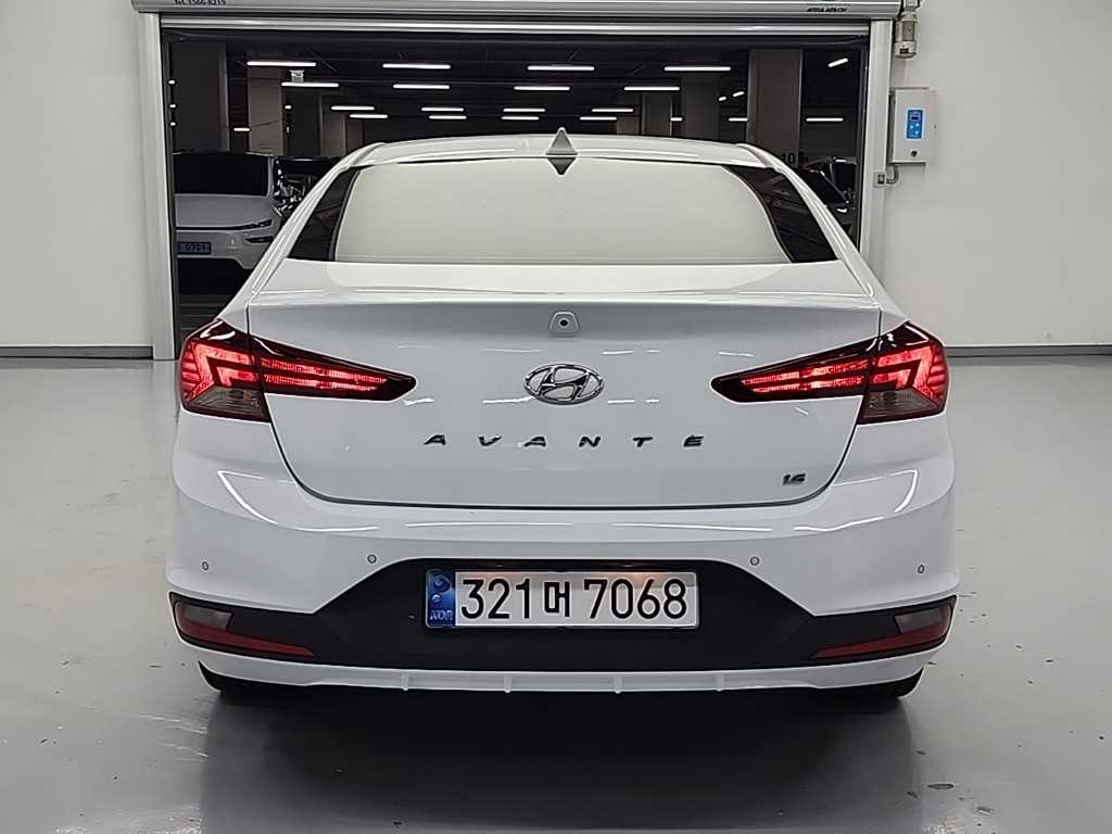 HYUNDAI Avante - Vista 3