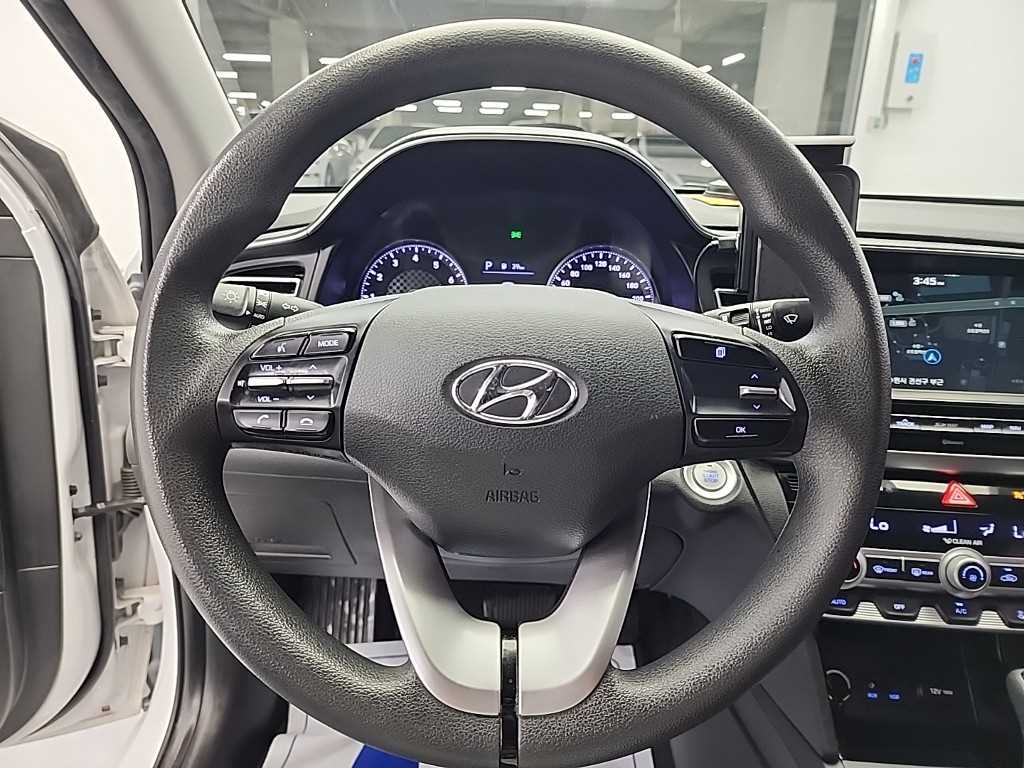 HYUNDAI Avante - Vista 9