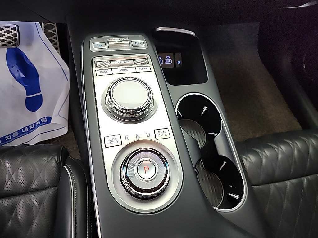 Genesis GV70 - Vista 8