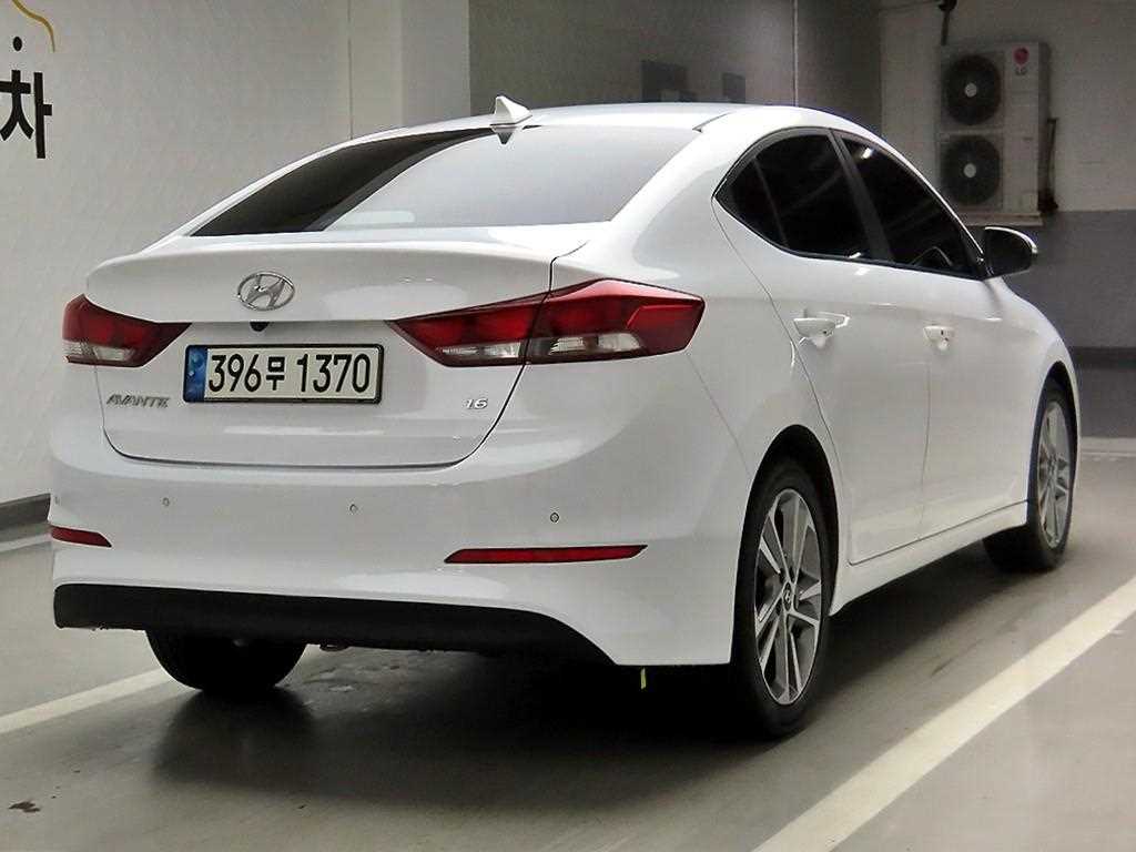 HYUNDAI Avante - Vista 4
