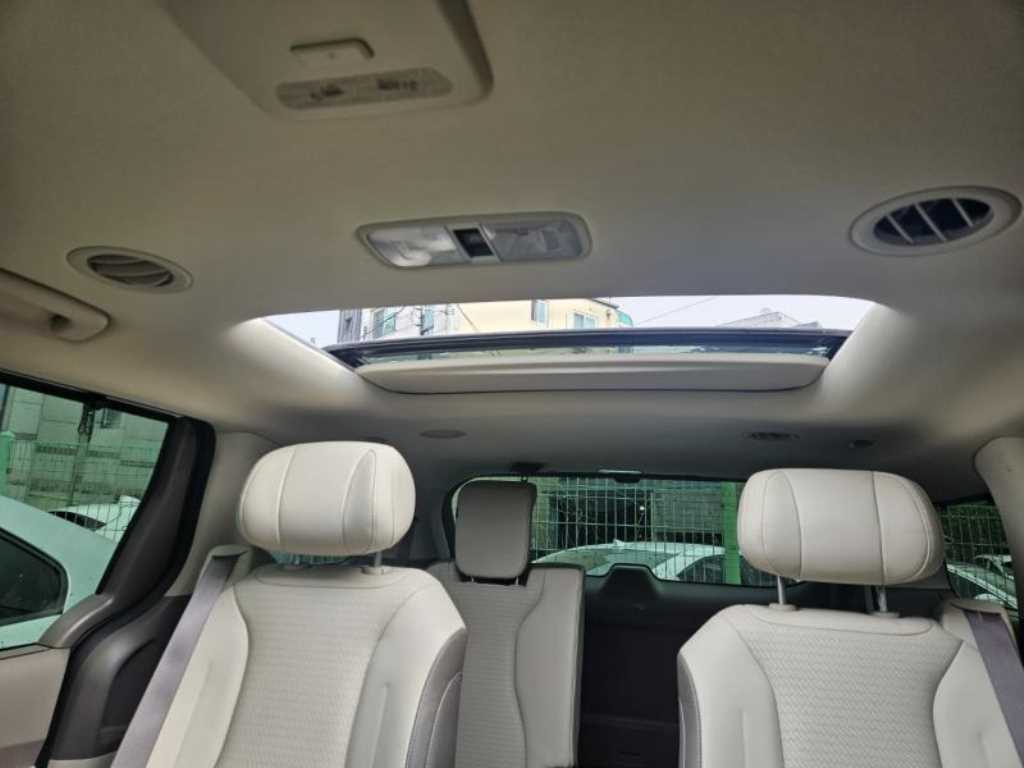 KIA Carnival - Vista 11