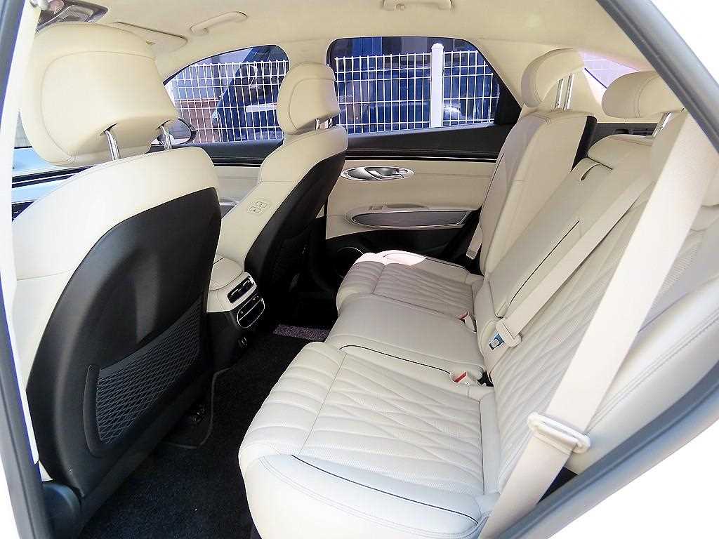 Genesis GV70 - Vista 6