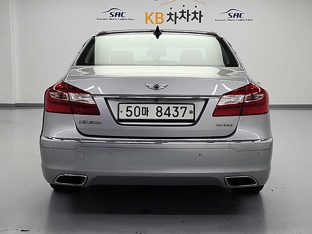 HYUNDAI Genesis - Vista 3