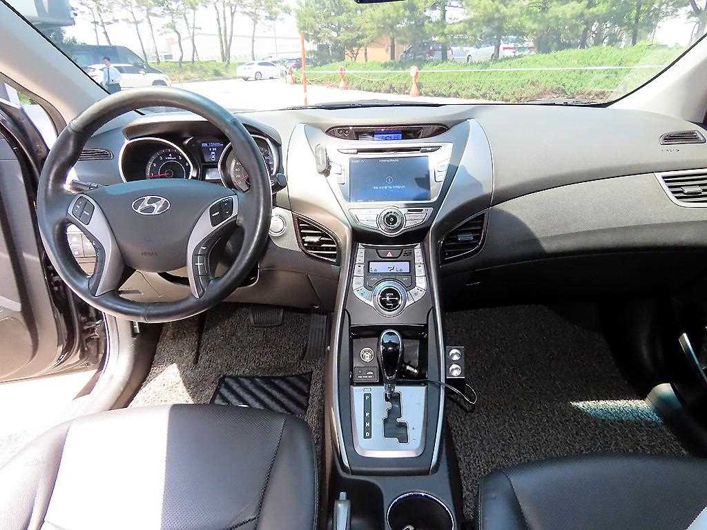 HYUNDAI Avante - Vista 7