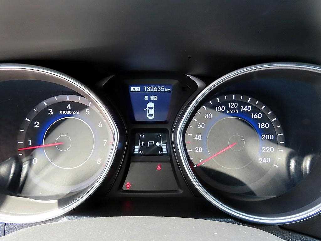 HYUNDAI Avante - Vista 9