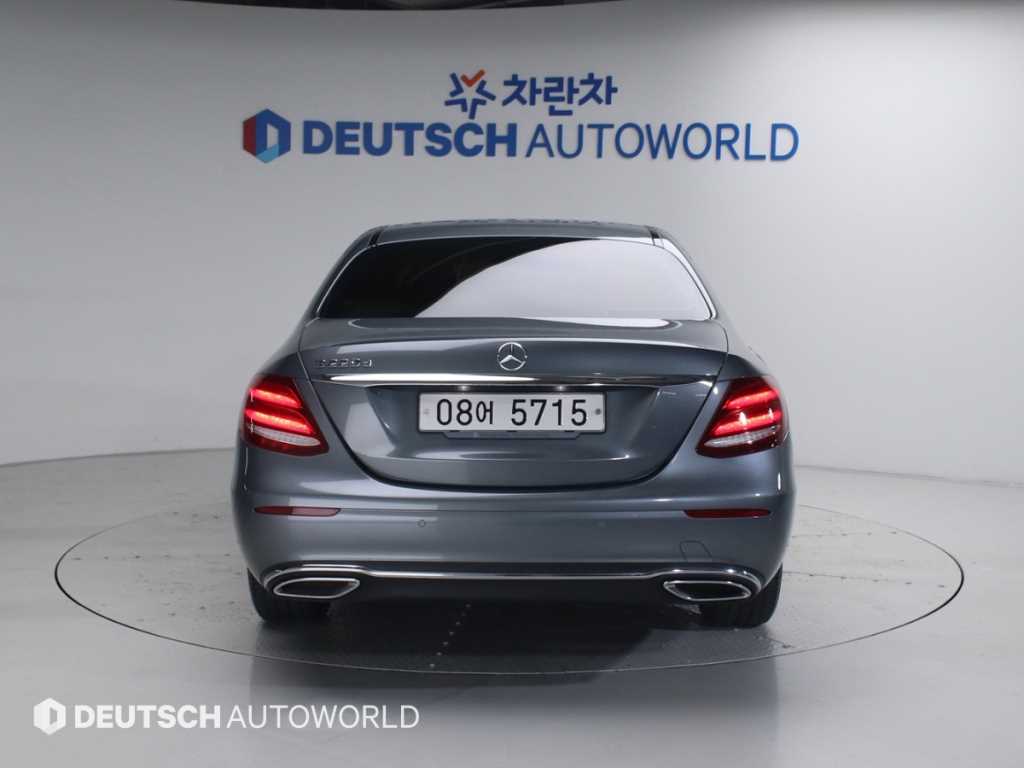 Mercedes Benz E class - Vista 4