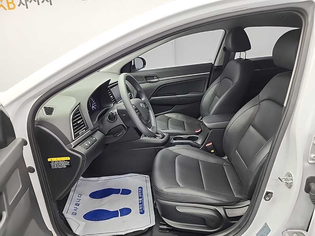 HYUNDAI Avante - Vista 11