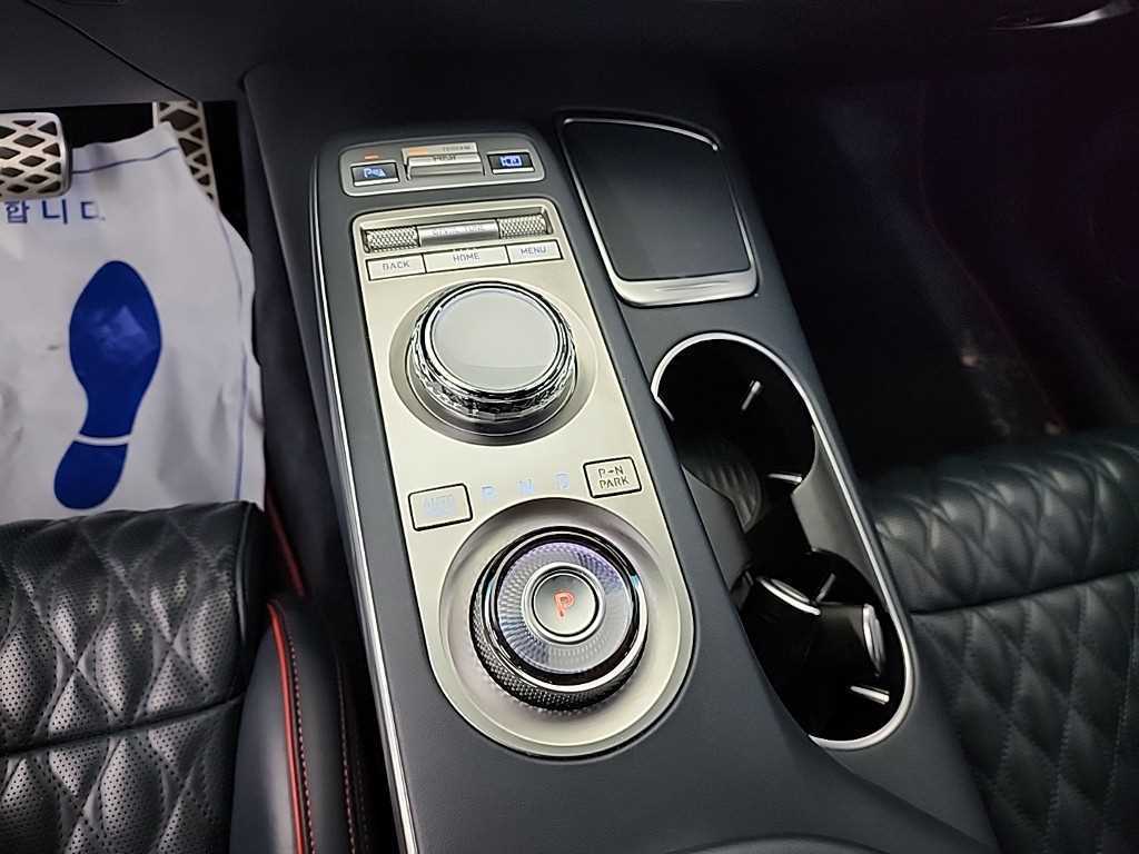 Genesis GV70 - Vista 8