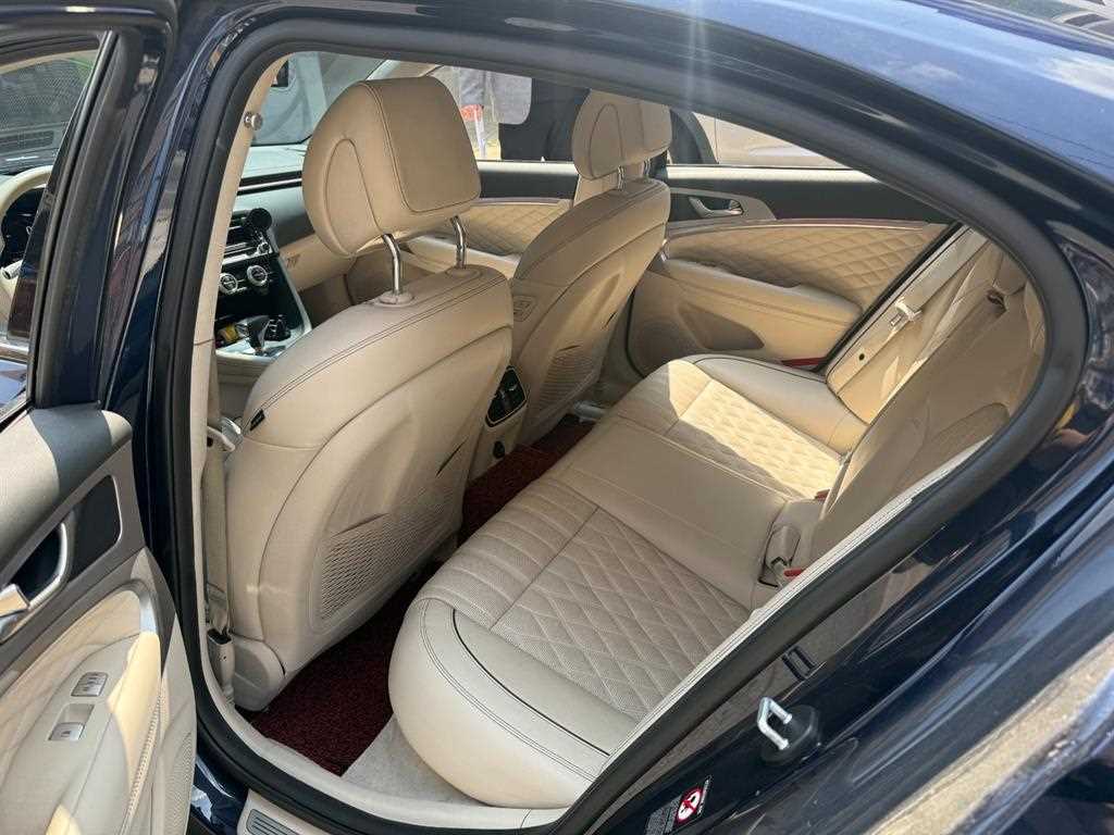 Genesis G70 - Vista 3