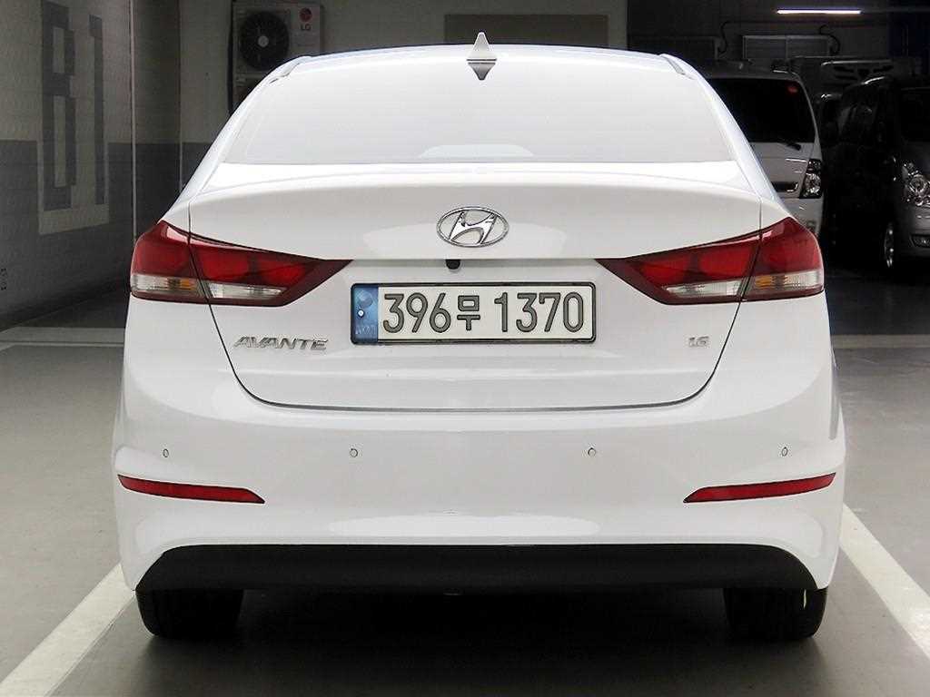 HYUNDAI Avante - Vista 3