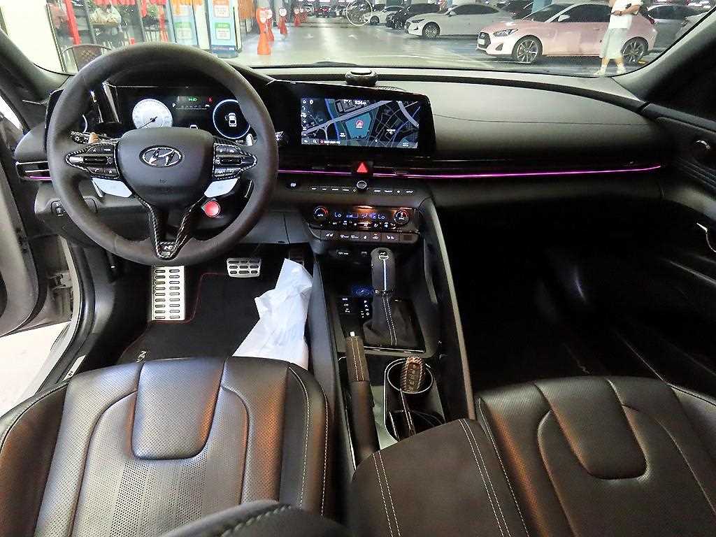 HYUNDAI Avante - Vista 10