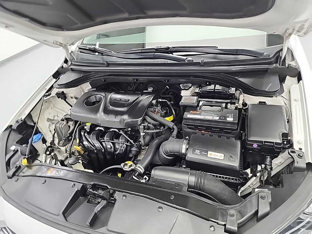 HYUNDAI Avante - Vista 5