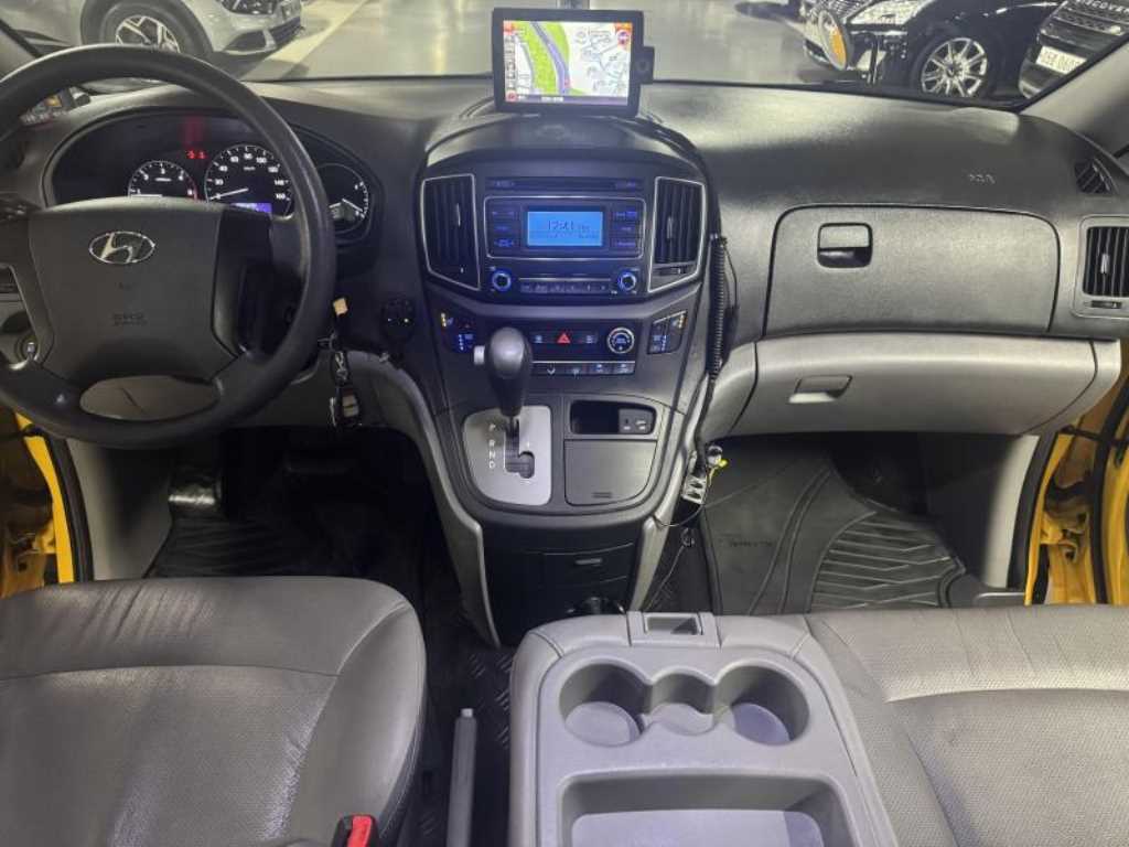 HYUNDAI Starex - Vista 7