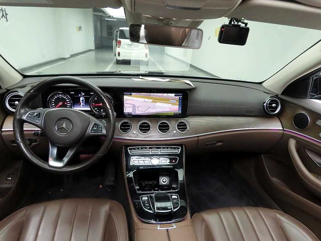 Mercedes Benz E class - Vista 7