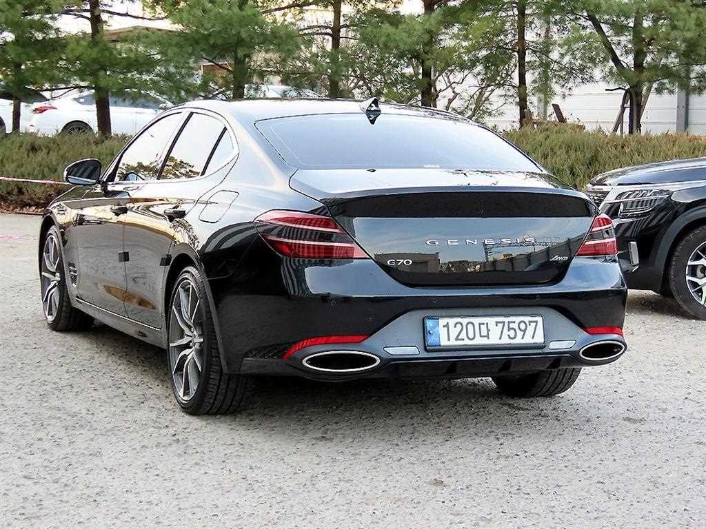 Genesis G70 - Vista 3