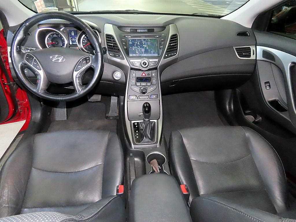 HYUNDAI Avante - Vista 10