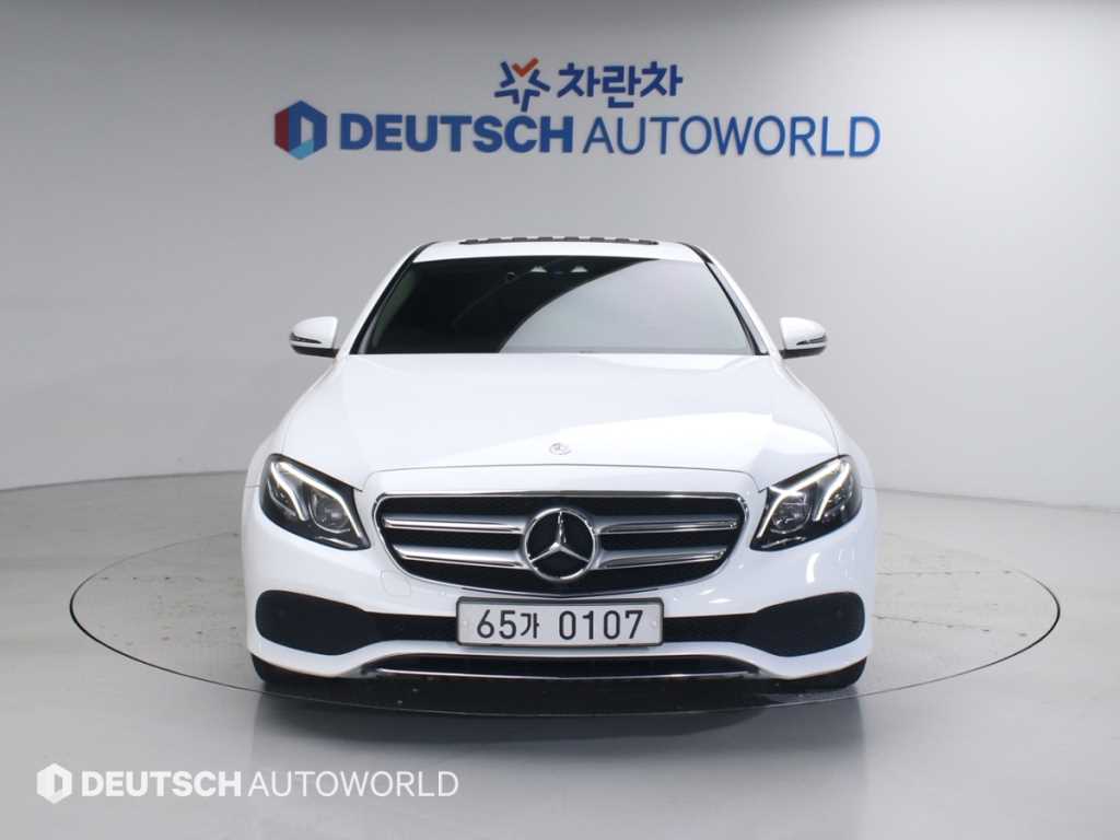 Mercedes Benz E class - Vista 3