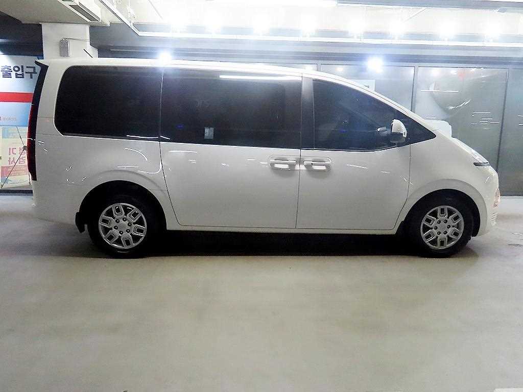 HYUNDAI Staria - Vista 8