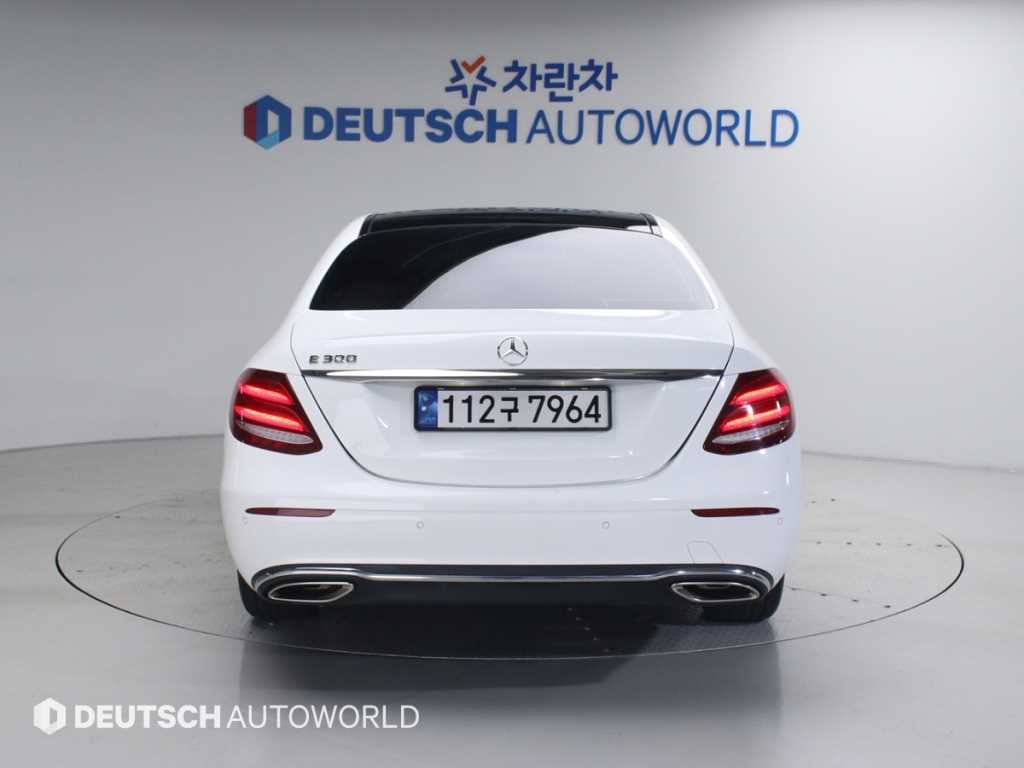 Mercedes Benz E class - Vista 4