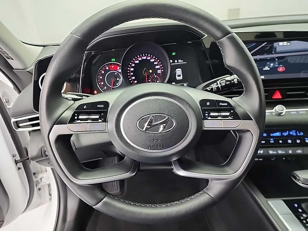 HYUNDAI Avante - Vista 9