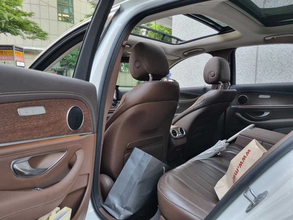 Mercedes Benz E class - Vista 3