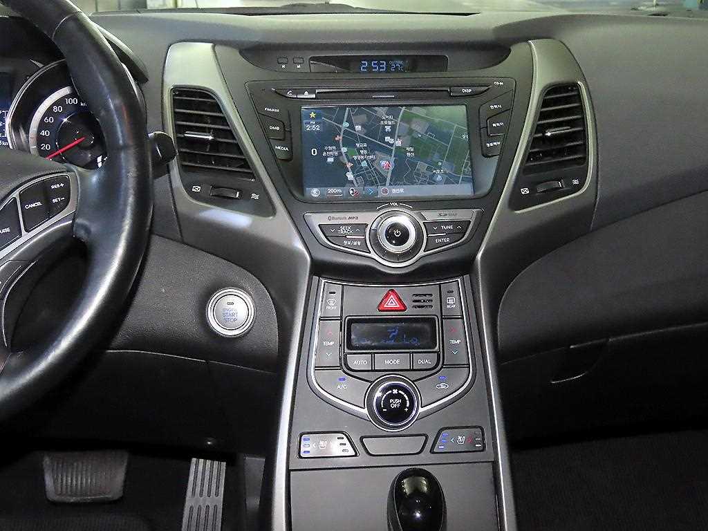 HYUNDAI Avante - Vista 11