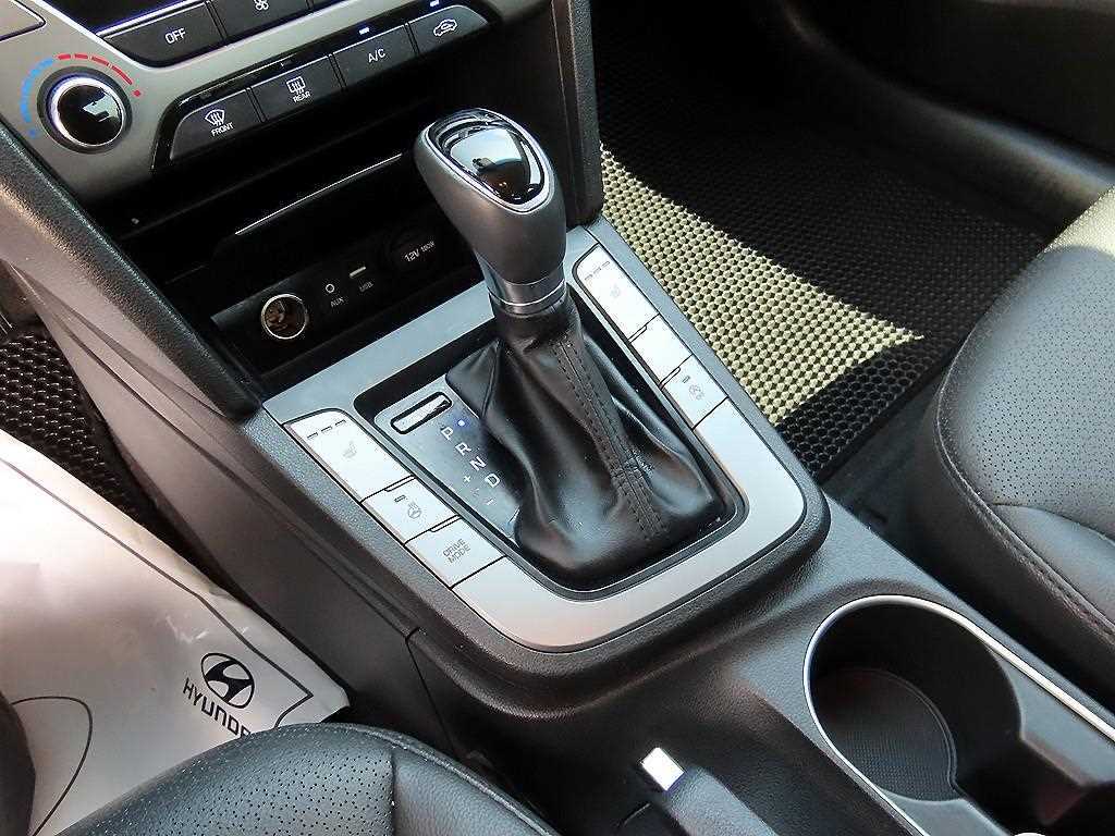 HYUNDAI Avante - Vista 10