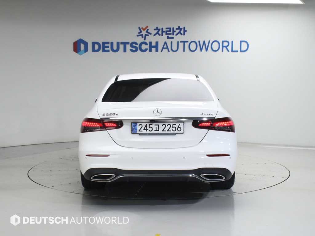 Mercedes Benz E class - Vista 4