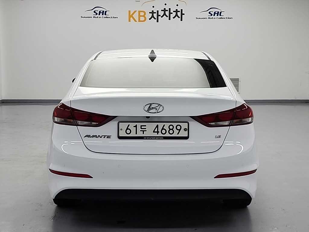 HYUNDAI Avante - Vista 3
