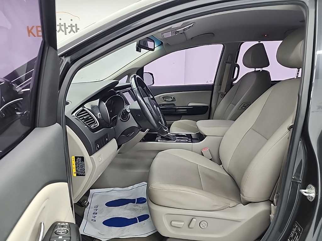 KIA Carnival - Vista 11