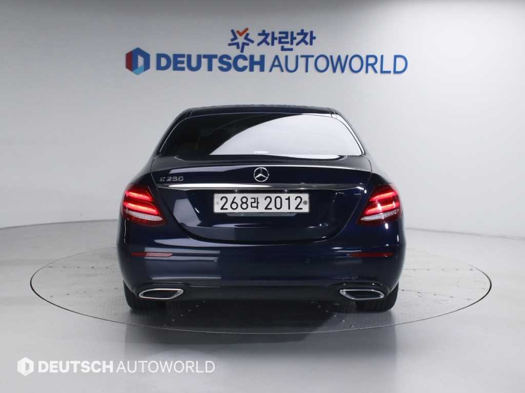 Mercedes Benz E class - Vista 4