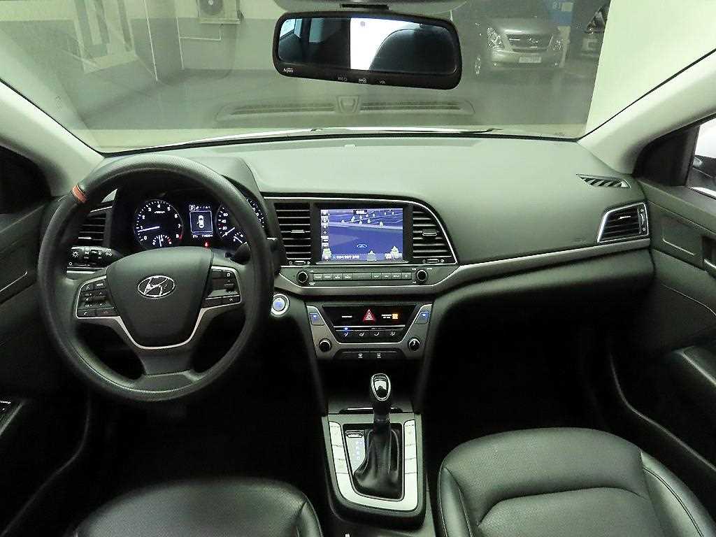 HYUNDAI Avante - Vista 8