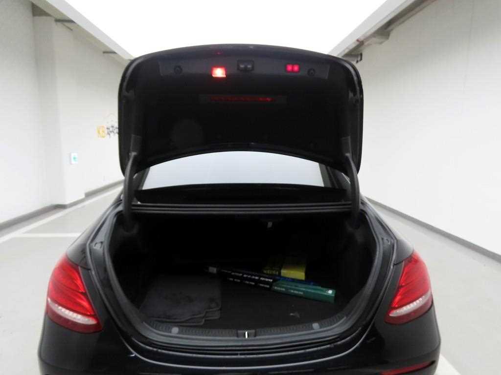 Mercedes Benz E class - Vista 5