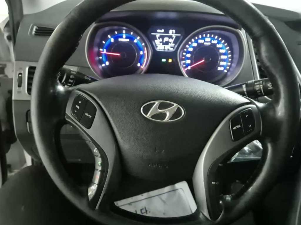 HYUNDAI Avante - Vista 12