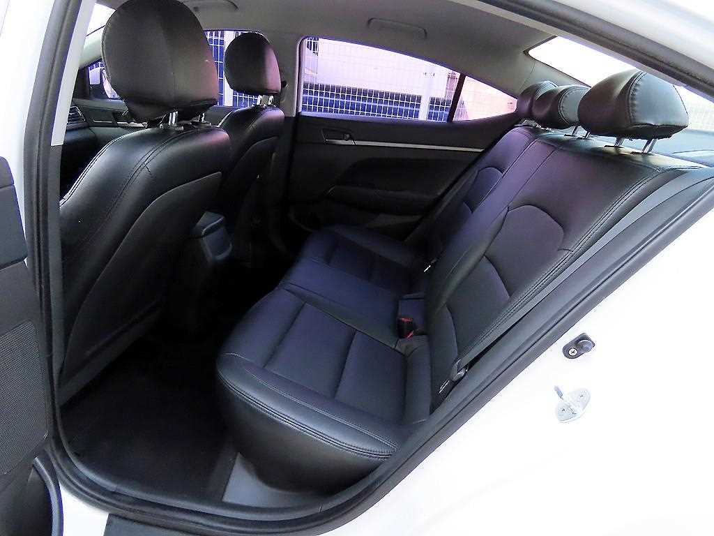 HYUNDAI Avante - Vista 6