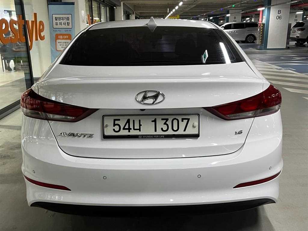 HYUNDAI Avante - Vista 5