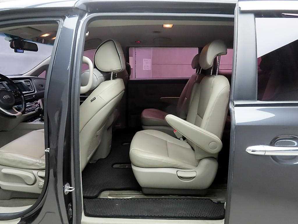 KIA Carnival - Vista 6