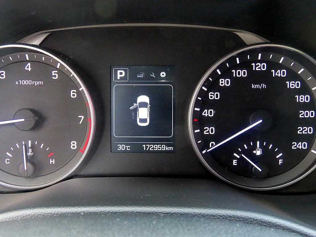 HYUNDAI Avante - Vista 9
