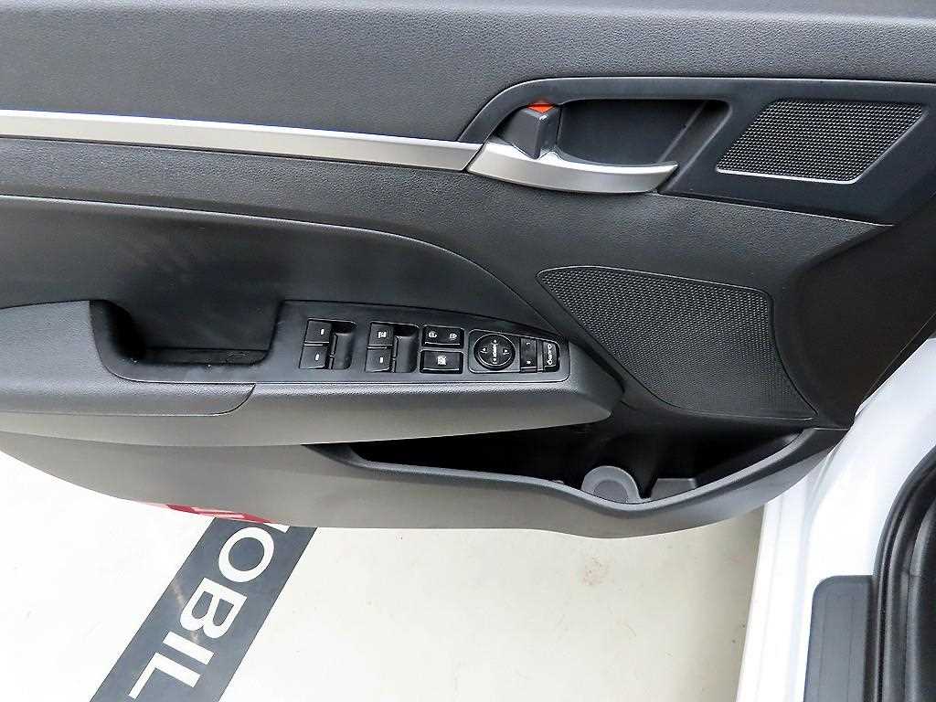 HYUNDAI Avante - Vista 11