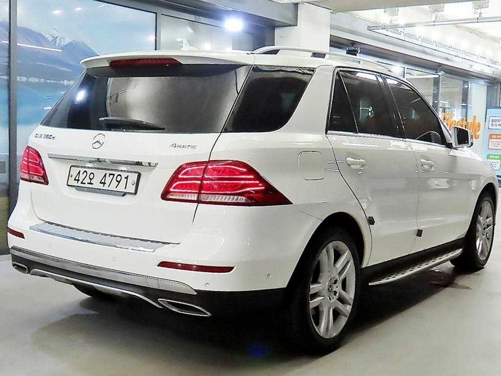 Mercedes Benz GLE Class - Vista 4
