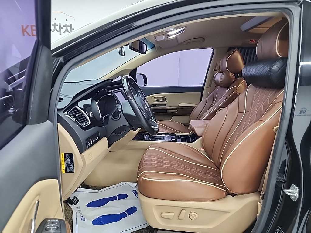 KIA Carnival - Vista 11