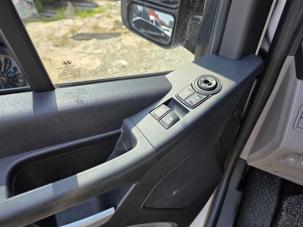 HYUNDAI Solati - Vista 10