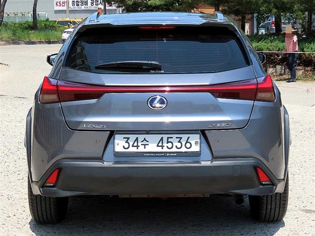 Lexus UX - Vista 4
