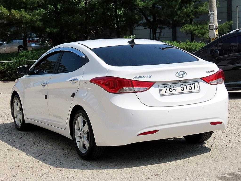 HYUNDAI Avante - Vista 3