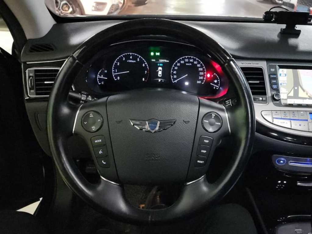 HYUNDAI Genesis - Vista 5