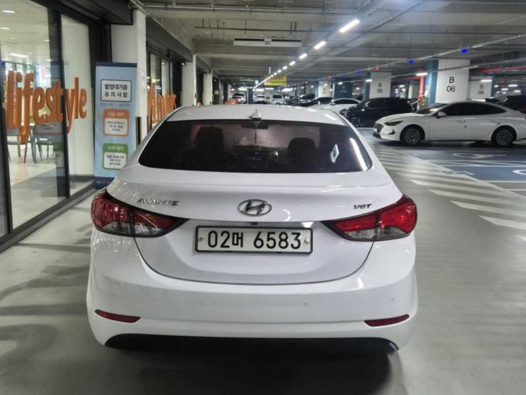HYUNDAI Avante - Vista 5