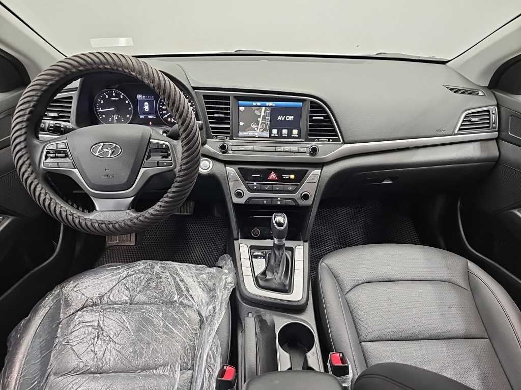 HYUNDAI Avante - Vista 7