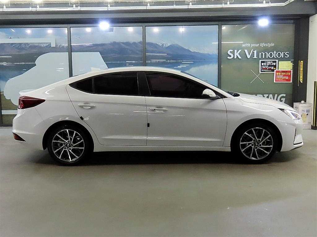 HYUNDAI Avante - Vista 3